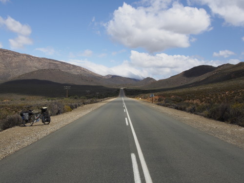 Long, straight road after Klaarstroom