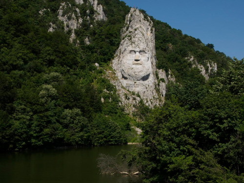 statue of king decebal